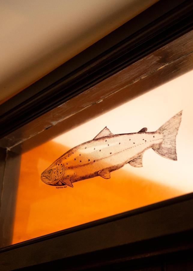 The Leaping Salmon Hotel Йелвертън Екстериор снимка